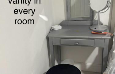 4bdrm Waterfront salt water Pool home with Outdoor theater Game Rm Make up vanities in every room Perfect for Game days and concerts trips to Miami Hard rock stadium and hotel 15 mins away - Foto 21