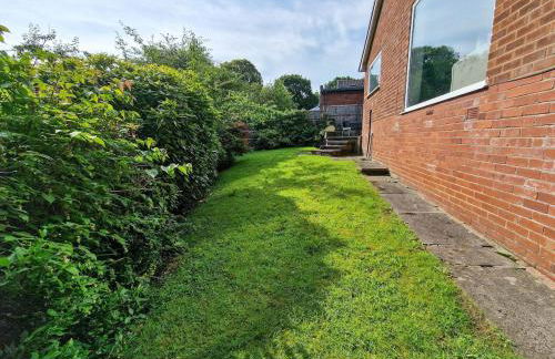 Free Parking Home In Gatley by City SuperHost - Photo 5