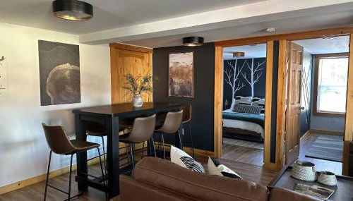 The Chalet - Spacious 7 bedroom near Sugarloaf, on Snowmobile and UTV trails, Hiking, Golf and Flagstaff Lake across the street - Foto 1, Other