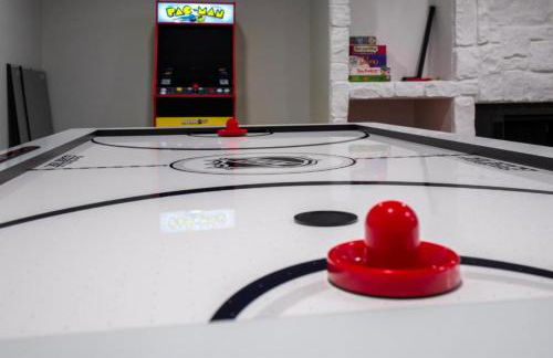 Spacious and Luxury Designed Ranch with Game Room - Foto 31