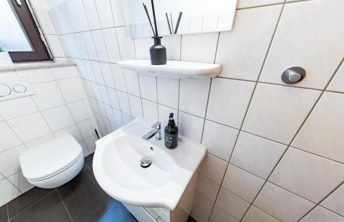 Modernes Apartment mit Balkon, Parkplatz, Waschmaschine für 4-5 Gäste - Foto 22