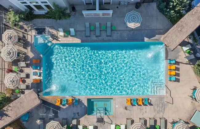 New Trendy 1BR Apartment With Heated Pool Gym Minigolf - Foto 33