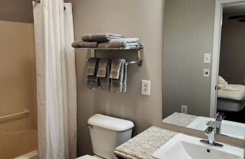 Quaint Cottage with Covered Dock on the Pond and Walking Trails in Georgia - Foto 6