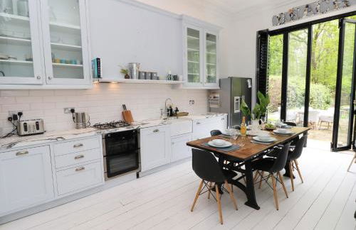 Perfect Retreat in Luxury & Historical Manor House - Photo 5