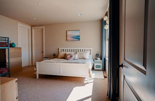 Stunning House with Views of Puget Sound! Ideal for Family Reunions - Photo 52