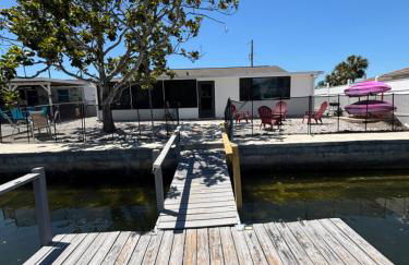 Gorgeous Seaside Seashell Cottage! - Photo 3