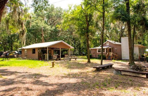Spacious Cabin for a Group Getaway Overlooking Junior Lake in Florida - Foto 30
