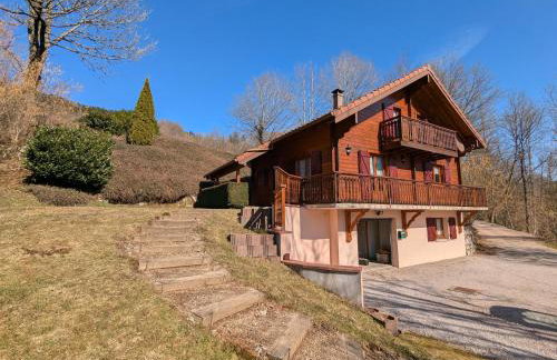 Chalet confortable avec 4 chambres, cheminée, grand terrain, proche pistes et lac - Foto 1