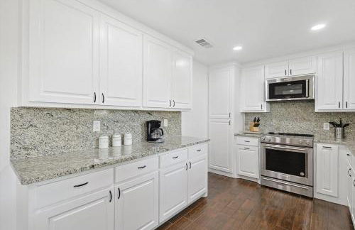 Gorgeous 4BR Holiday Home with Huge Yard and Pool - Foto 17