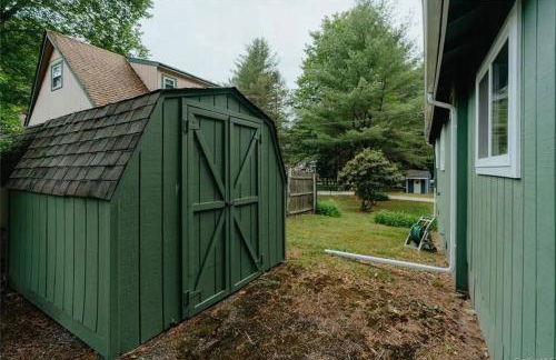 Lakefront with Lots of Light and Private Dock Access - Foto 48