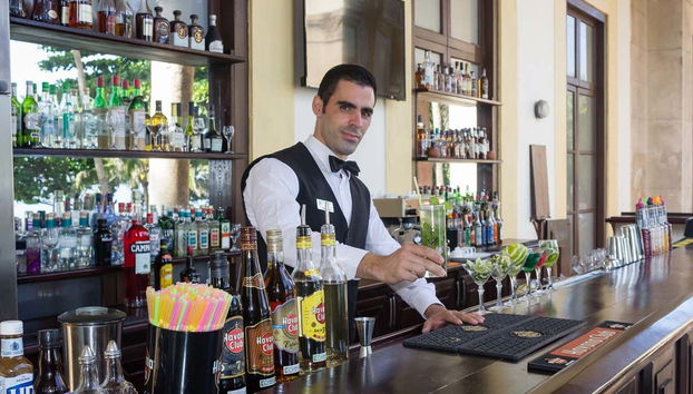 Sirviendo un auténtico mojito