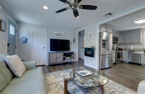 Coastal Getaway with Porch, 2 Mi to Niantic Beach! - Foto 5