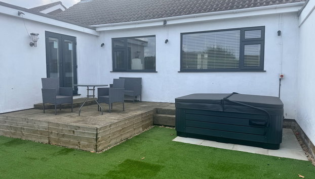 Pet-friendly - 2 Bedrooms Bungalow hot tub Parking - Foto 2, Imagen principal