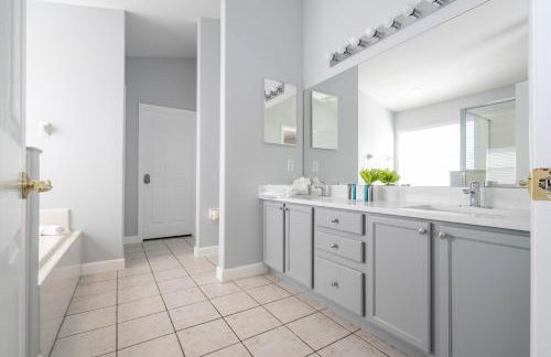 Magical 5-Bedroom Retreat w/ Pool, 3 Ensuite Bedrooms, Near Disney, and Internet! - Foto 16