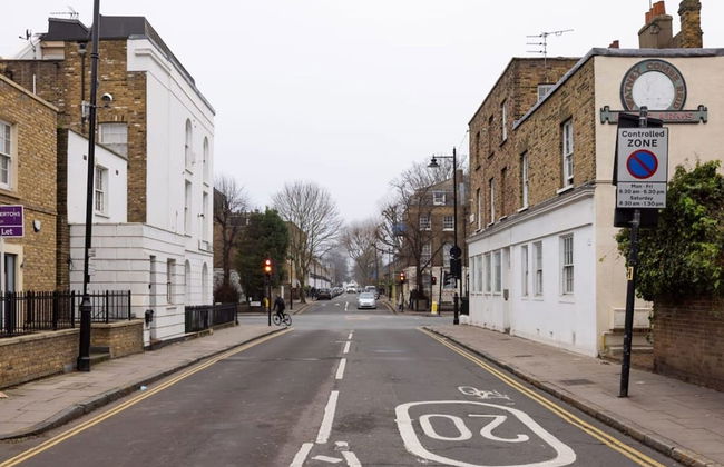 Stylish Georgian Townhouse w Sun Terrace Garden - Photo 26