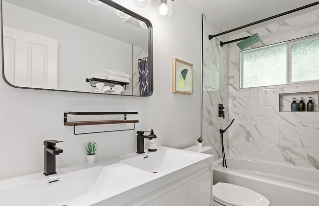 Cheerful Kirkland Home w/AC Big Yard, Walk to Beach - Photo 10