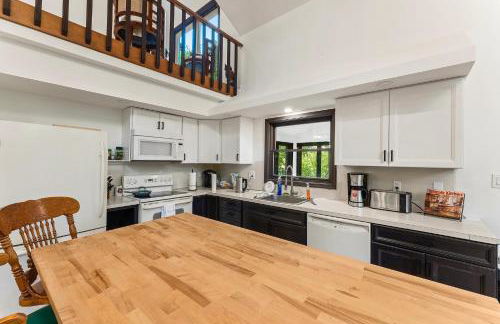 Spacious Waterfront Mansion wHot tubPoolTable - Foto 9