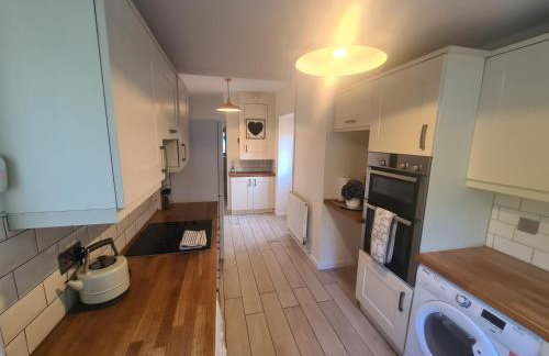 L & J Escapes - 8 Bedrooms suitable for Contractors and Families- Private parking available for 6 vehicles - Foto 17