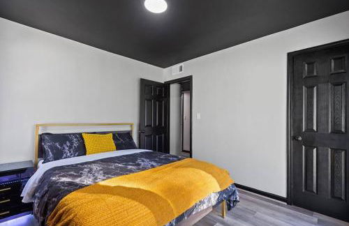 Dark House With HotTub TV in Rooms - Foto 18