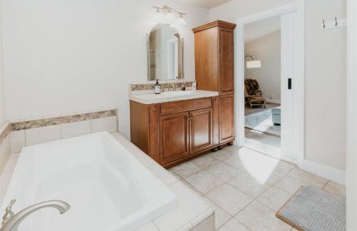 Spacious Cozy and Renovated Mountain Retreat - Foto 29