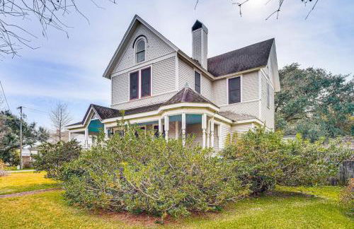 Historic Home with Fireplace and Porch Walkable Area! - Foto 26