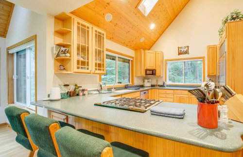 19 Mi to Slopes at Crystal Mtn Getaway with Hot Tub - Foto 8