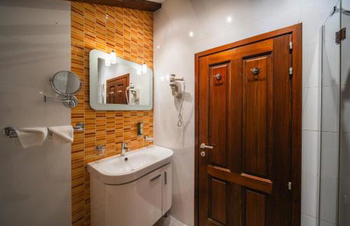 City Beach Villa with Pool and Sea View - Foto 28