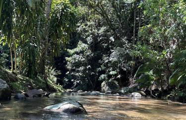 Um chalé e um riacho no meio da natureza - Foto 10