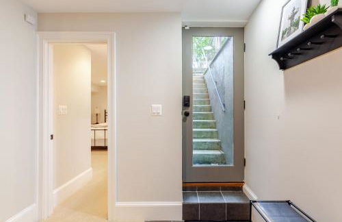 Private Garage Parking and King Bed - Walk to Metro - Foto 12