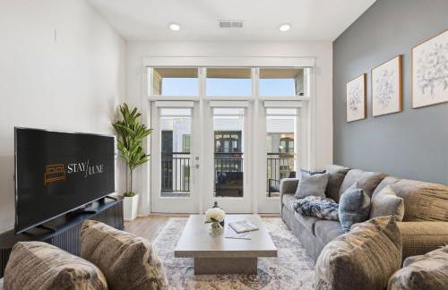 Skyline Retreat - Free Parking, Pool, Balcony - Foto 2