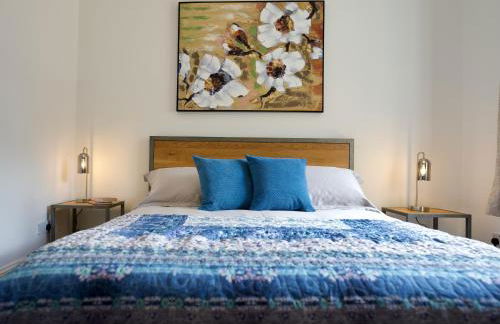 Tring Grange Cottage Sleeps 2 with Onsite Parking - Photo 14