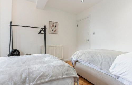 Charming 2-Bed Flat with Garden in London - Foto 14