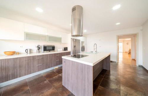 GuestReady - Charming family retreat with pool - Photo 26