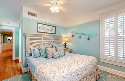 Charleston-style cottage w/ lovely decks, steps to the beach & pools - Foto 16