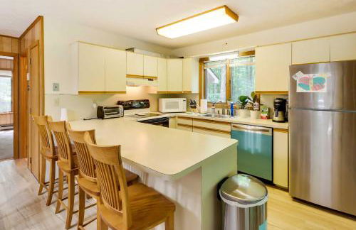 Woodsy Big Bass Lake Hideaway with Fire Pit and Deck! - Foto 8