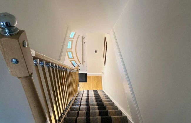 4-bed House With Private Garden in Barnsley! - Photo 28