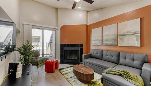 Serene King Suite Getaway - Sleeps 4 - Pool, Pkg - Foto 3