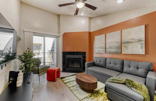 Serene King Suite Getaway - Sleeps 4 - Pool, Pkg - Foto 3