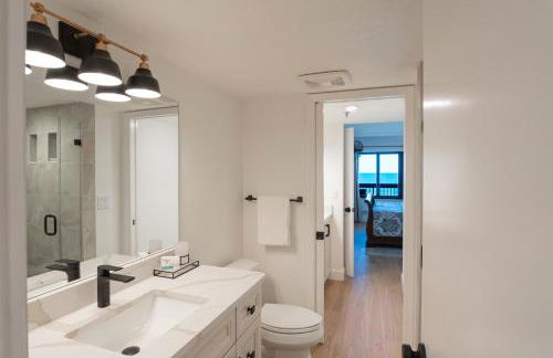 Luxury direct oceanfront corner with a large private balcony, heated pool and garage - Photo 44