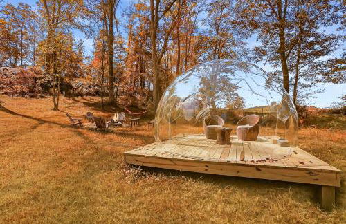 Cabin with King Bed , XBOX, HotTub, Games, Firepit , Stargazing Dome - Photo 12