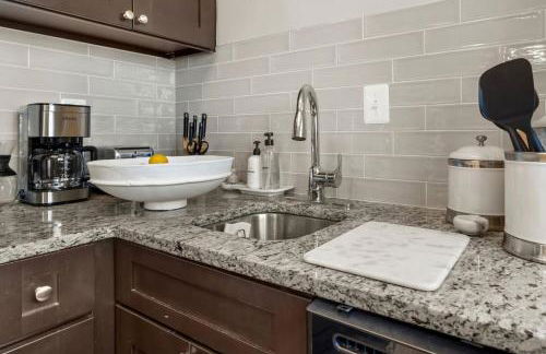 The Sutton - Elevated Minimalist Escape with Free Parking and Metro - Foto 16