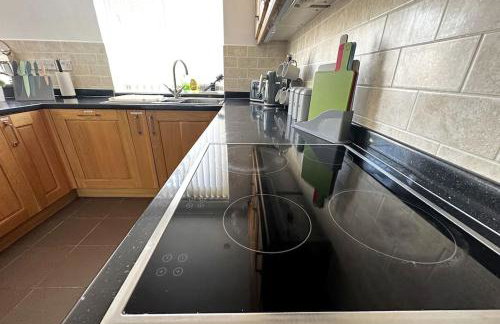 Green Haven Villa - 4BR Spacious House with Hot tub, Ample Parking, Air Condition, WIFI, Netflix, Patio & Garden - Foto 20