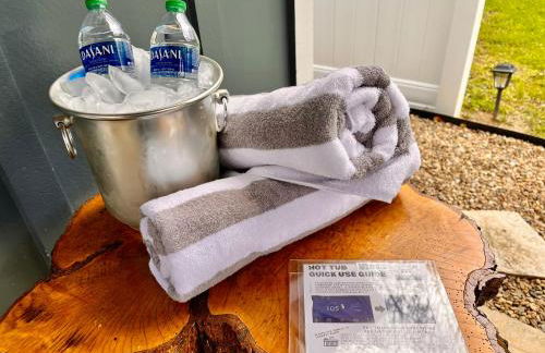 Modern & Cozy on Private Lane, Minutes to Airport - Foto 44