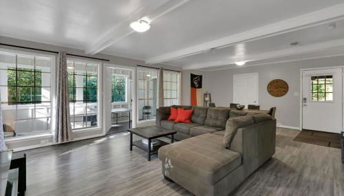 The Huge Home I Next 2 SHSU I Sleeps 16 I PingPong - Foto 3