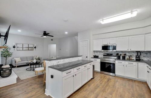 Tropical Pool Oasis - 5 BR Foosbal Cinema - Photo 10