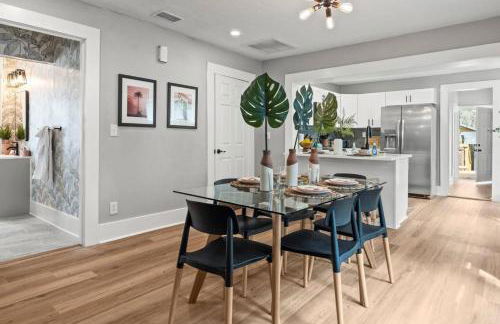 Urban Flamingo Retreat Modern Meets Tropical in this Beautiful, Updated Pet Friendly 3BD Pool Home with Outdoor Living Space - Foto 12