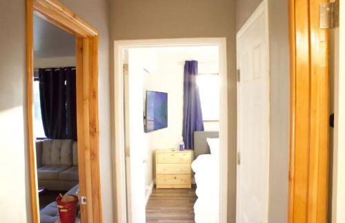 Private Home - Playground, Jumping Mat, BBQ, Darts, Firepit, Gazebo, 4 Smart TVs, White Cotton Bedding, - The Redwood Cul-De Sac Beach Retreat - Foto 28