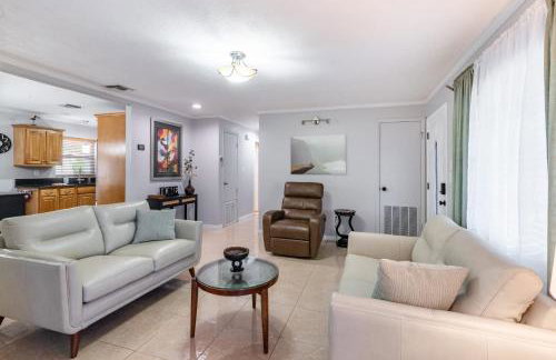 Family Retreat with Pool Fenced Yard AC - Foto 7