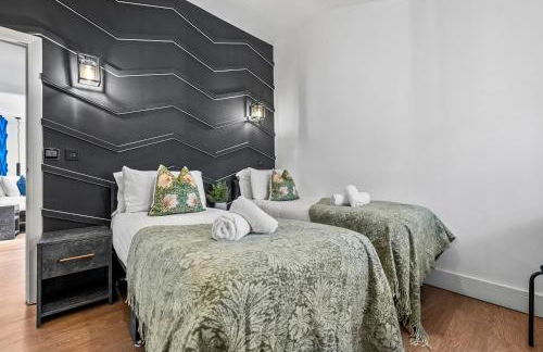 The Oaks Barn - A Countryside Luxury Rural Escape with Hot tub & Fire Pit! Tranquil Group Retreat - Sleeps 8, Pet Friendly & Off road Parking - By Blue Puffin Stays - Photo 14