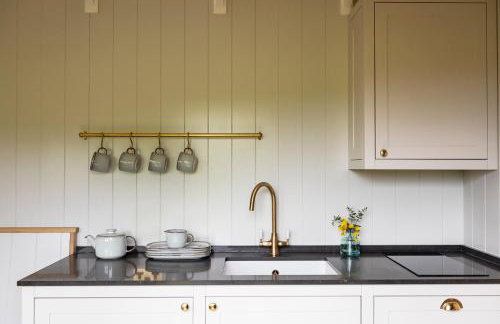 Oak Tree Shepherds Hut Chatsworth Estate - Photo 8